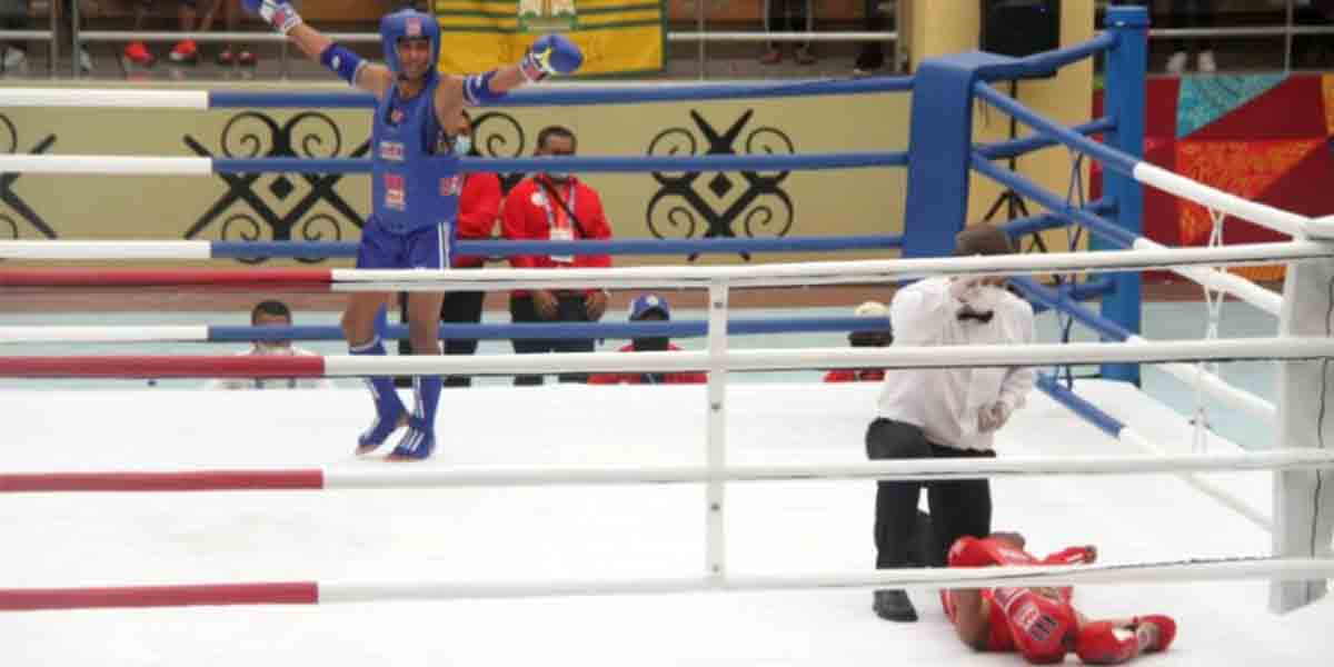 Atlet muaythai Papua Jackson Karmela menang KO di ronde pertama atas lawannya Andri N asal Sumbar di GOR STT GIDI, Sentani, Kabupaten Jayapura, Selasa (28/9/2021). Foto: Humas PB PON